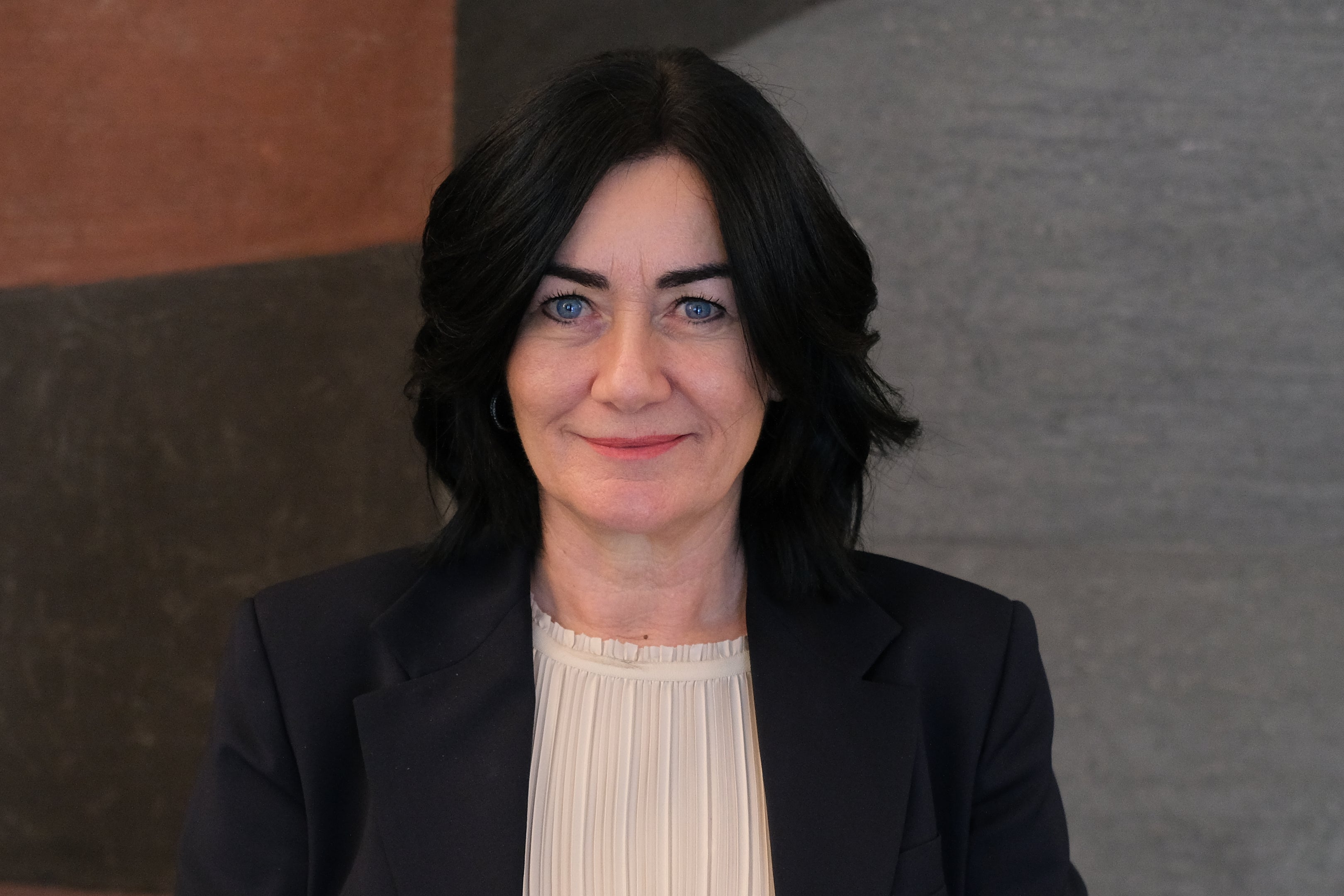 “La Riforma abitare non è un’iniziativa fine a sé stessa, ma rappresenta l’inizio di una serie di misure a 360° volte a creare e garantire alloggi a prezzi accessibili per la popolazione residente. Con essa abbiamo interrotto la stasi pluriennale in materia di alloggi e inserito in maniera decisa gli alloggi a prezzi accessibili tra le priorità dell’esecutivo provinciale”, afferma l’assessora provinciale all’edilizia abitativa Ulli Mair commentando con soddisfazione i primi risultati. (Foto: USP/Lukas Forer)
