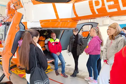 Die Oberschülerinnen und Oberschülern beim Besuch der Flugrettung (Foto: LPA/Christine Zingerle)