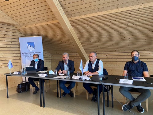 Nachbesprechung der Unwetterschäden in den Fraktionen Tisens und Seis mit Bürgerinnen und Bürgern der Gemeinde Kastelruth: (v.l.) Direktor der Agentur für Bevölkerungsschutz und Ressortdirektor Klaus Unterweger, Bevölkerungsschutzlandesrat Arnold Schuler, Bürgermeister Andreas Colli, Zivilschutzreferent der Gemeinde Kastelruth Walter Alfarei (Foto: LPA/Noemi Prinoth)