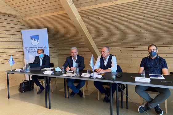 Nachbesprechung der Unwetterschäden in den Fraktionen Tisens und Seis mit Bürgerinnen und Bürgern der Gemeinde Kastelruth: (v.l.) Direktor der Agentur für Bevölkerungsschutz und Ressortdirektor Klaus Unterweger, Bevölkerungsschutzlandesrat Arnold Schuler, Bürgermeister Andreas Colli, Zivilschutzreferent der Gemeinde Kastelruth Walter Alfarei (Foto: LPA/Noemi Prinoth)