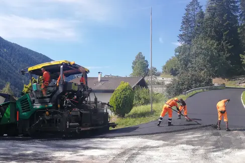 Der Großteil des Instandhaltungsbudgets 2026 wird für Asphaltierungsarbeiten verwendet (10,5 Millionen Euro) – im Bild die Asphaltierungsarbeiten im vergangenen Sommer auf der Grödnerstraße. (Foto: LPA/Straßendienst)