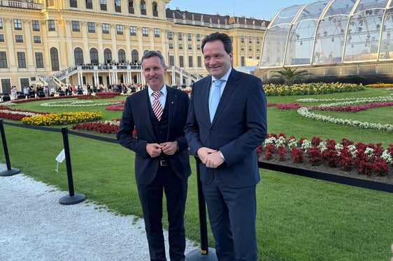 In historischem Ambiente wurden die Gespräche fortgesetzt: Landesrat Luis Walcher (links) war abschließend auf Einladung von Bundesminister Norbert Totschnig beim Sommernachtskonzert der Wiener Philharmoniker im Schlosspark von Schönbrunn zu Gast. (Foto: LPA/Bundesministerium für Land- und Forstwirtschaft, Klima- und Umweltschutz, Regionen und Wasserwirtschaft BMLUK/Kranzler)