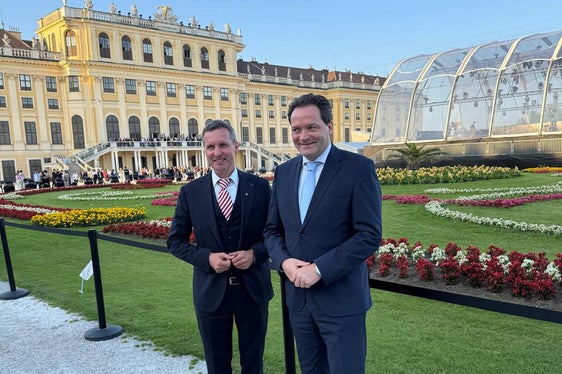 I colloqui sono proseguiti in un ambiente storico: l'assessore Luis Walcher (a sinistra) è stato ospite, su invito del ministro federale Norbert Totschnig, al concerto estivo notturno dei Wiener Philharmoniker nel parco del castello di Schönbrunn. (Foto: USP/Ministero federale dell'Agricoltura, delle Foreste, della Protezione del Clima e dell'Ambiente, delle Regioni e della Gestione delle Acque BMLUK/Kranzler)