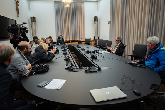 Il presidente Arno Kompatscher ha risposto alle domande dei giornalisti durante un incontro con i media dopo la seduta del Consiglio provinciale. (Foto: USP/Greta Stuefer)