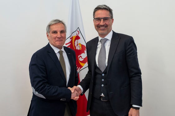 La stretta di mano tra il direttore uscente Longati e il presidente Kompatscher (Foto: ASP/Fabio Brucculeri)