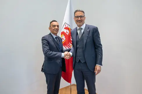 Stretta di mano alla fine di un lungo percorso dirigenziale. Il presidente Arno Kompatscher (nella foto a destra) e il direttore del Dipartimento Cultura italiana e Sviluppo economico Antonio Lampis. Il dirigente raggiungerà il 1° maggio il meritato traguardo della pensione, dopo 44 anni di servizio, 36 dei quali spesi all’interno dell’Amministrazione provinciale. (Foto: USP/Silvia Obwexer)