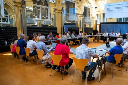 Le strategie sostenibili per l'agricoltura vengono sviluppate in grandi gruppi e attuate in gruppi più piccoli; il consiglio direttivo Agricoltura 2030: il percorso sostenibile dell'Alto Adige ha fatto oggi il punto della situazione e ha guardato avanti. (Foto: ASP/Fabio Brucculeri)