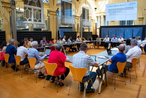 Le strategie sostenibili per l'agricoltura vengono sviluppate in grandi gruppi e attuate in gruppi più piccoli; il consiglio direttivo Agricoltura 2030: il percorso sostenibile dell'Alto Adige ha fatto oggi il punto della situazione e ha guardato avanti. (Foto: ASP/Fabio Brucculeri)