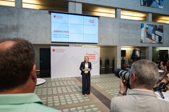 Durante la conferenza stampa di metà mandato #primotempo, l’assessora provinciale Magdalena Amhof ha fatto il punto della situazione sui temi dell’Europa, del lavoro e del personale e ha presentato le priorità principali per il prossimo futuro. (Foto: USP/Greta Stuefer)