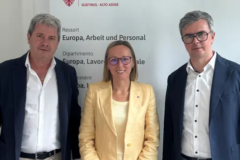 Il direttore di SWR/EA Gerhard Duregger (nella foto, da sinistra), l'assessora provinciale al Lavoro Magdalena Amhof e il presidente di SWR/EA Lukas Brunner. (Foto: USP/Dipartimento Europa, Lavoro e Personale)