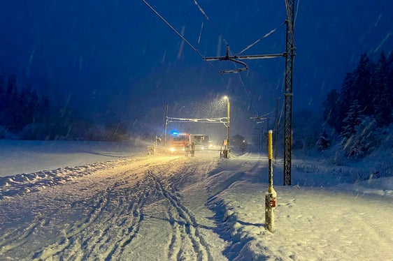Disagi anche sulla linea ferroviaria della Pusteria. Un convoglio è stato evacuato la scorsa notte, dopo l'interruzione della linea avvenuta a causa di una caduta di un albero nei pressi della frazione di Casteldarne. (Foto: Vigili del fuoco volontari dell'Alto Adige)