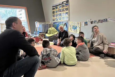 L'assessore Vettorato (nella foto a sinistra) ha inaugurato oggi alla scuola Casanova di Bolzano l'iniziativa “Grandi storie per piccole orecchie”, frutto di una collaborazione tra la Direzione Istruzione e Formazione e il Dipartimento Cultura in lingua italiana (Foto: ASP/Marciano)