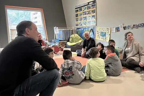 L'assessore Vettorato (nella foto a sinistra) ha inaugurato oggi alla scuola Casanova di Bolzano l'iniziativa “Grandi storie per piccole orecchie”, frutto di una collaborazione tra la Direzione Istruzione e Formazione e il Dipartimento Cultura in lingua italiana (Foto: ASP/Marciano)