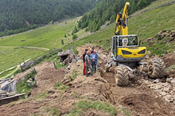 I lavori urgenti volti a proteggere l’edificio sottoposto a tutela storico-artistica nella malga Mitterkaser. (Foto: USP/Ufficio Sistemazione bacini montani ovest presso l’Agenzia per la Protezione civile)