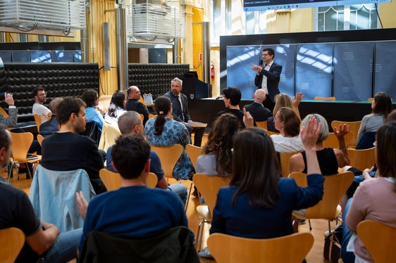 Nach einem Auswahlverfahren im Rahmen eines Wettbewerbs nahm das Land 97 Frauen und Männer mit einem unbefristeten Vertrag auf. Sie wurden bei einer Feier willkommen geheißen. (Foto: LPA/Fabio Brucculeri)