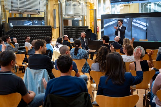 Nach einem Auswahlverfahren im Rahmen eines Wettbewerbs nahm das Land 97 Frauen und Männer mit einem unbefristeten Vertrag auf. Sie wurden bei einer Feier willkommen geheißen. (Foto: LPA/Fabio Brucculeri)