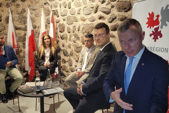 Christoph von Ach, rappresentante della Provincia di Bolzano nell'Euregio (davanti a destra) con gli ospiti della serata di discussione sulla guerra in Ucraina Lukas Pichler, Gerhard Mangott, Natalya Ostapova e il moderatore Patrick Rina (Foto: Euregio/Armin Gluderer)