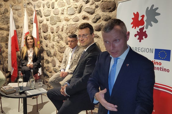 Christoph von Ach, rappresentante della Provincia di Bolzano nell'Euregio (davanti a destra) con gli ospiti della serata di discussione sulla guerra in Ucraina Lukas Pichler, Gerhard Mangott, Natalya Ostapova e il moderatore Patrick Rina (Foto: Euregio/Armin Gluderer)