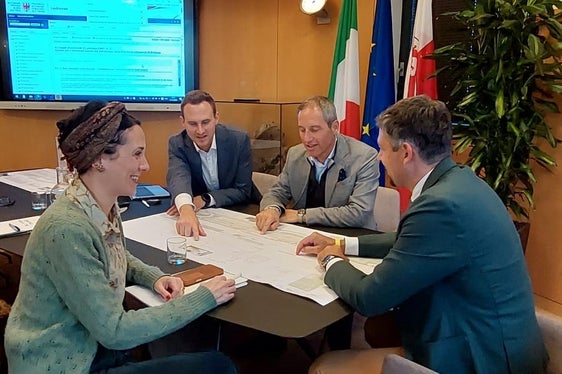 Un progetto comune per la mobilità a Merano. Nella foto (da sinistra) la vicesindaca Katharina Zeller, il direttore d'Ufficio Alexander Alber, il sindaco di Merano Dario Dal Medico e l'assessore provinciale Daniel Alfreider. (Foto: USP/Helga Morandell)