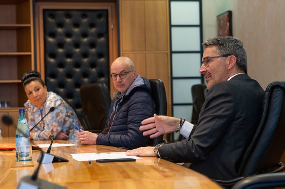 Isabella Mastrobuono, Ressortdirektor Günther Burger und Landeshauptmann und Gesundheitslandesrat Arno Kompatscher (v.l.) im Gespräch mit der Delegation der Kinderärztinnen und -ärzte. (Foto: LPA/Fabio Brucculeri)