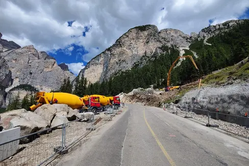 Il primo lotto dei lavori di messa in sicurezza della strada verso il Passo di Valparola si concentra sulla stabilizzazione delle pareti lungo l'arteria. (Foto: USP/Ripartizione Infrastrutture)