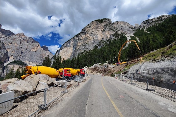 Beim ersten Baulos der Sicherungsarbeiten auf der Landesstraße auf den Valparola-Pass liegt ein Fokus auf der Stabilisierung der Mauern längs der Straße. (Foto: LPA/Landesabteilung Tiefbau)