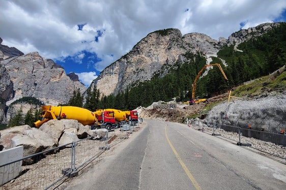 Beim ersten Baulos der Sicherungsarbeiten auf der Landesstraße auf den Valparola-Pass liegt ein Fokus auf der Stabilisierung der Mauern längs der Straße. (Foto: LPA/Landesabteilung Tiefbau)