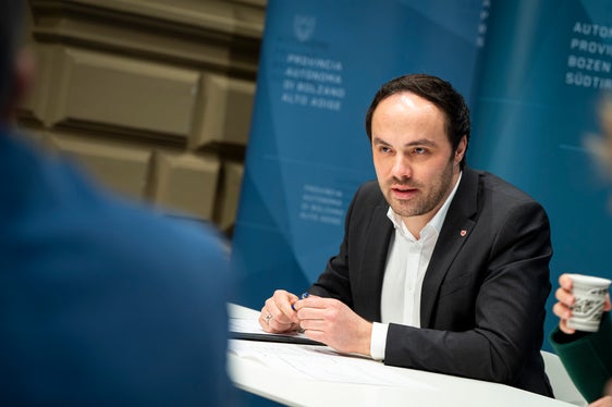 “La complessità del settore scolastico è cresciuta negli ultimi anni e aumenterà ulteriormente. Dobbiamo quindi continuare a promuovere la professione docente, ha detto l'assessore Philipp Achammer (Foto: USP/Fabio Brucculeri)