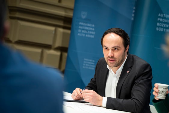 Beständigkeit bedeutet, die eigenen Wurzeln zu pflegen ohne sich abzugrenzen. Denn wenn diese Sicherheit nicht gegeben ist, suchen Menschen Sicherheit in 'falschen' Dingen, hielt Landesrat Philipp Achammer fest. (Foto: LPA/Fabio Brucculeri)