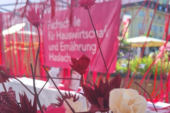 Der Stand der Fachschule für Hauswirtschaft und Ernährung Haslach auf dem Bozner Blumenmarkt (Foto: LPA/Fachschule für Hauswirtschaft und Ernährung Haslach)