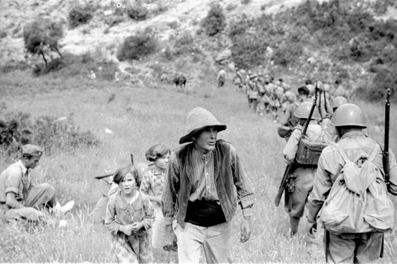 Bild aus dem fotografischen Nachlass von Wilhelm Schrefler, seit 1935 Guglielmo Sandri: Eine italienische Marschkolonne trifft auf einen Bauern und zwei Kinder. (LPA/Landesarchiv)