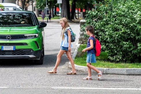 Beim Safety-Education-Programm, das sich im Auftrag des Mobilitätsressorts an Schulen richtet, lernen Kinder und Jugendliche, wie sie sicher auf der Straße, mit Fahrzeugen und in öffentlichen Verkehrsmitteln unterwegs sein können. 6.000 Schülerinnen und Schüler waren 2023/2023 dabei. (Foto: Sta/Manuela Tessaro)