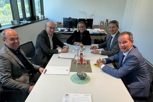 Christof Gamper (da sinistra), responsabile della ripartizione consulenza personale dell'HGV, il direttore del Dipartimento provinciale competente Günther Burger, l'assessora provinciale Magdalena Amhof, il presidente dell'HGV Klaus Berger e il direttore dell'HGV Raffael Mooswalder mentre discutono di personale nel settore alberghiero e della ristorazione. (Foto: USP/Theodora Huber)