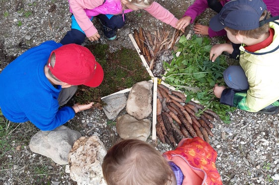 Naturschätze entdecken und nebenbei den achtsamen Umgang mit der Natur erlernen: Dazu laden die geführten Wanderungen und Veranstaltungen in den Naturparks Südtirol ein. (Foto: LPA/Andrea Leitner)