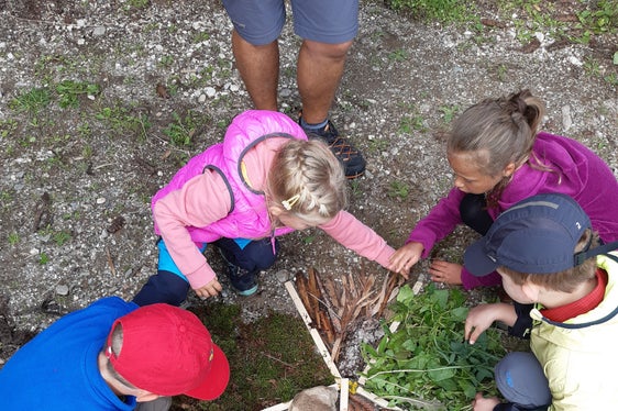 Scoprire i tesori naturali e imparare a rapportarsi con la natura in modo consapevole: questa è la possibilità offerta dalle escursioni guidate e gli eventi previsti nei sette Parchi naturali dell'Alto Adige. (Foto: ASP/Andrea Leitner)