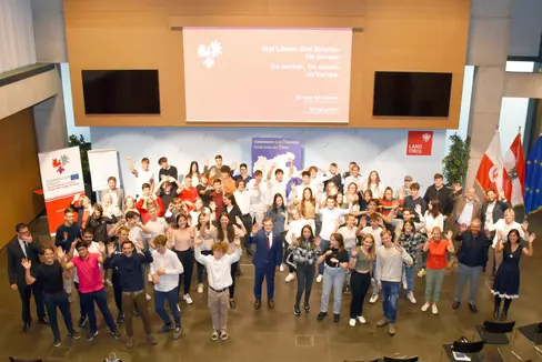 60 studenti di Tirolo, Alto Adige e Trentino si sono ritrovati ad Innsbruck per discutere sulle sfide del futuro, in particolare mobilità, ambiente ed educazione (Foto: Land Tirol/Konrad Pölzl)