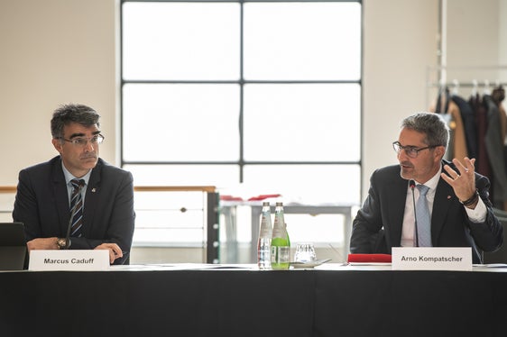 Il Presidente Caduff (a sinistra, Grigioni) e il Presidente Kompatscher (Alto Adige) hanno presieduto la riunione dei due Governi. (Foto: ASP/Ivo Corrà)