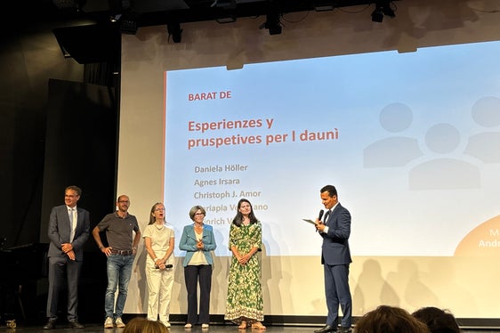 L’edizione di quest’anno si è svolta all’insegna del motto “Vedere, accompagnare e valorizzare”, ponendo al centro l’atteggiamento educativo. Nella foto il dibattito sul palco; a destra il direttore dell’Istruzione, Formazione e Cultura ladina André Comploi. (Foto: USP/Direzione Istruzione, Formazione e Cultura ladina/Sara Runggaldier)