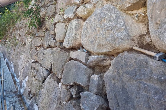 All'altezza del Ponte della Posta lungo il Passirio a Merano il muro di sponda viene ripulito e sistematoper ripristinare la sua funzione di protezione dalle piene. (Foto: Agenzia Protezione civile/Ufficio sistemazione bacini montani ovest)