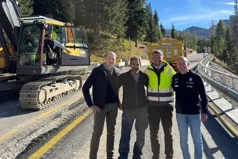 Beim Lokalaugenschein auf der Landesstraße 37 zum Valparola-Pass (von rechts): SIMICO-Geschäftsführer Fabio Massimo Saldini, Landesrat Daniel Alfreider, Baustellenleiter der Firma Ploner Bau Heinrich Gasteiger und Tourismusvereinspräsident Christian Pescollderungg. (Foto: LPA/Ressort für Infrastrukturen und Mobilität)