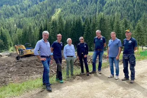 Ispezionato il lavoro di pulizia dopo la tempesta di ieri a Selva dei Molini (da sinistra) l'assessore provinciale Schuler, il direttore del dipartimento, il direttore dell' Agenzia per la protezione civile Unterweger, il direttore dell'Ufficio bacini montani, De Polo, il direttore dell'Ufficio sistemazioni bacini montani est, Gius, il direttore del cantiere Moser, il sindaco Niederbrunner, e il direttore Foreman Baumgartner (Foto: LPA/Noemi Prinoth)