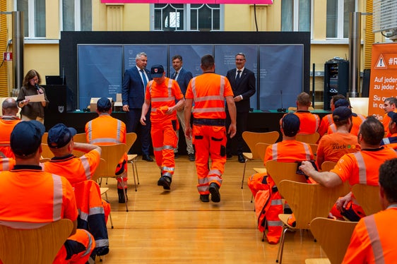 Bei der vom Amt für Personalentwicklung und der Generaldirektion des Landes gemeinsam mit der Abteilung Straßendienst organisierten Willkommensfeier begrüßten Generaldirektor Alexander Steiner, Mobilitätslandesrat Daniel Alfreider und Landeshauptmann Arno Kompatscher (vorne Mitte v.l.) die neuen Mitarbeiter. (Foto: LPA/Fabio Brucculeri)