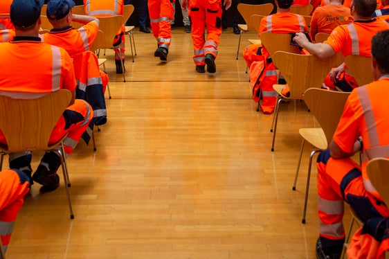 Alla cerimonia di benvenuto organizzata dall'Ufficio sviluppo personale e dalla Direzione generale della Provincia insieme al Servizio strade, il direttore generale Alexander Steiner, l'assessore provinciale alla Mobilità Daniel Alfreider e il presidente della Provincia Arno Kompatscher (in primo piano da sinistra) hanno dato il benvenuto ai nuovi dipendenti. (Foto: ASP/Fabio Brucculeri)
