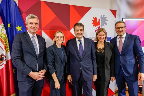 Bei der Feier tauschten sich auch der EU-Abgeordnete Herbert Dorfmann (von links), Europa-Landesrätin Magdalena Amhof, EU-Kommissions-Vizepräsident Raffaele Fitto, Martha Gärber, Direktorin der Abteilung Europa, und Landeshauptmann Arno Kompatscher aus. (Foto: Euregio/Elio Germani)