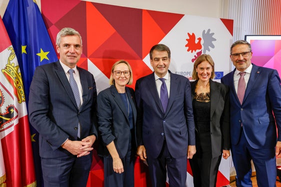 Bei der Feier tauschten sich auch der EU-Abgeordnete Herbert Dorfmann (von links), Europa-Landesrätin Magdalena Amhof, EU-Kommissions-Vizepräsident Raffaele Fitto, Martha Gärber, Direktorin der Abteilung Europa, und Landeshauptmann Arno Kompatscher aus. (Foto: Euregio/Elio Germani)