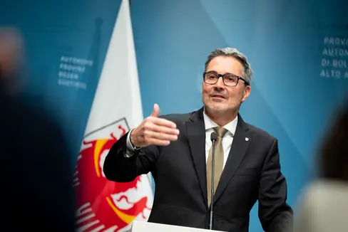 Nach der heutigen Genehmigung durch die Landesregierung wird der Gesetzentwurf zur Wohnreform 2025 im Landtag behandelt, informierte Landeshauptmann Arno Kompatscher. (Foto: LPA/Fabio Brucculeri)