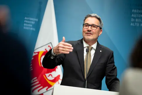 Nach der heutigen Genehmigung durch die Landesregierung wird der Gesetzentwurf zur Wohnreform 2025 im Landtag behandelt, informierte Landeshauptmann Arno Kompatscher. (Foto: LPA/Fabio Brucculeri)