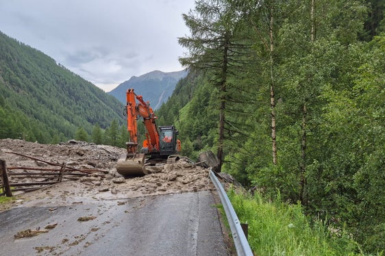 Nach einem Murgang im Schafstallbach (Infangbach), einem orografisch linken Zubringer des Pfossentalbachs, am Nachmittag des Sonntags, 28. Juni, hat die Wildbachverbauung umgehend mit den Aufräumarbeiten bei der Brücke begonnen. (Foto: LPA/Amt für Wildbach- und Lawinenverbauung West in der Agentur für Bevölkerungsschutz)