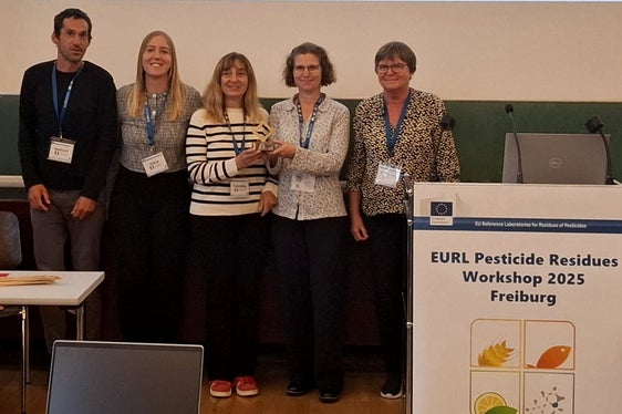 Renommierter Arne-Anderson-Preis: Vier Vertreterinnen und Vertretern des Labors für Wasseranalysen und Chromatographie - (von links) Helmuth Pertner, Elena Albion, Francesca Ambonati und Verena Unterholzner - nahmen die Auszeichnung in Freiburg aus den Händen der Direktorin des Europäischen Referenzlabors für Cerealien und Futtermittel EURL Mette Erecius Poulsen (ganz rechts) entgegen. (Foto: Landesagentur für Umwelt und Klimaschutz)