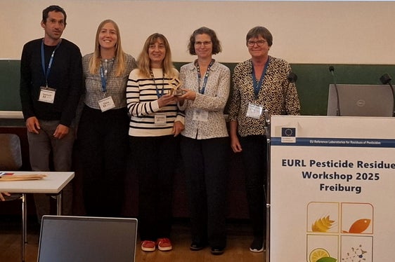 Renommierter Arne-Anderson-Preis: Vier Vertreterinnen und Vertretern des Labors für Wasseranalysen und Chromatographie - (von links) Helmuth Pertner, Elena Albion, Francesca Ambonati und Verena Unterholzner - nahmen die Auszeichnung in Freiburg aus den Händen der Direktorin des Europäischen Referenzlabors für Cerealien und Futtermittel EURL Mette Erecius Poulsen (ganz rechts) entgegen. (Foto: Landesagentur für Umwelt und Klimaschutz)